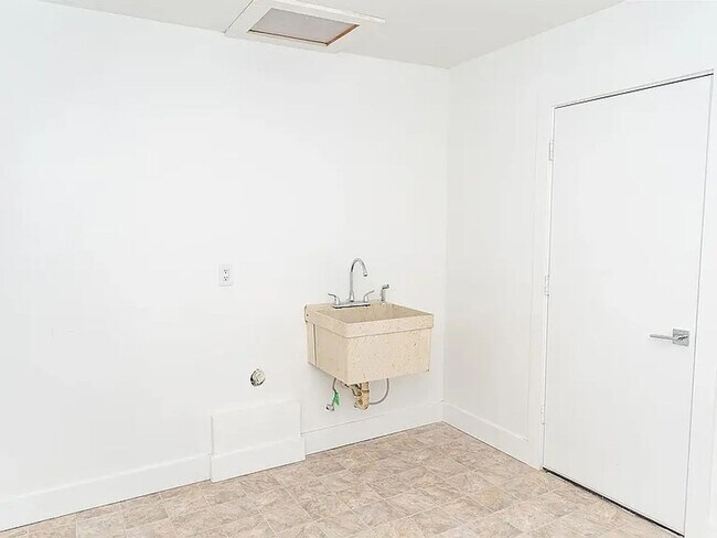 Building Photo - Spacious 4-Bedroom / 2-Bath Home in Wichit...