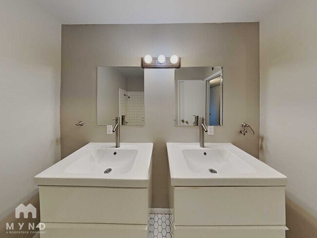 Building Photo - 537 E Laguna Dr