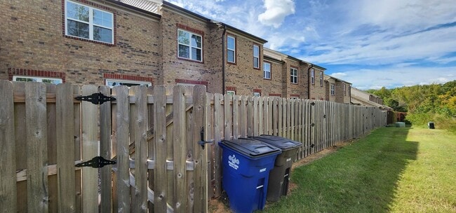 Building Photo - Townhome w/gargae convenient to shopping a...