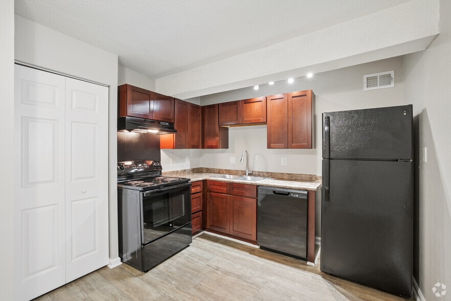 Remodeled B2 2BR, 1.5BA - 860SF - Kitchen - Somerset Apartments