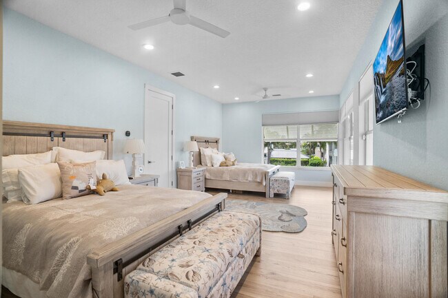 Building Photo - 968 Hyacinth Dr