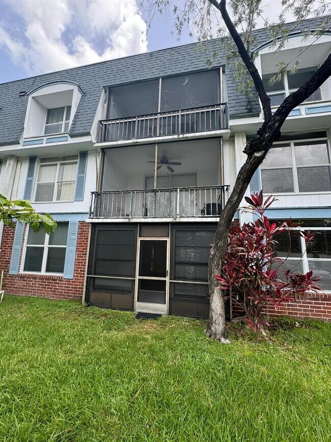 Building Photo - 3660 Inverrary Dr