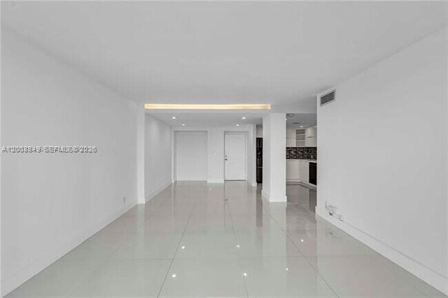 Building Photo - 100 Bayview Dr