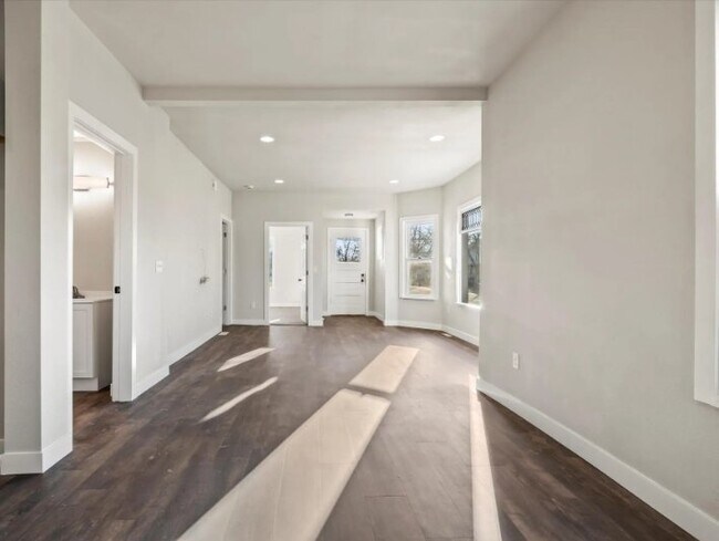 Building Photo - 224 Doty St
