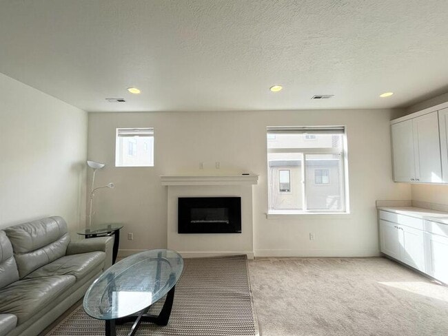 Building Photo - 3883 Komenda Ct