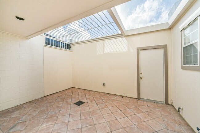 Building Photo - 4521 Acacia St