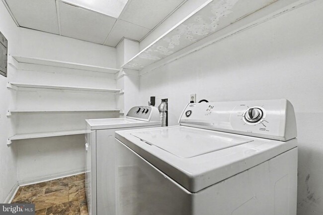 Building Photo - 1550 Bridge St