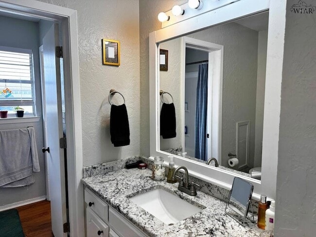 Building Photo - 2119 Selma Dr