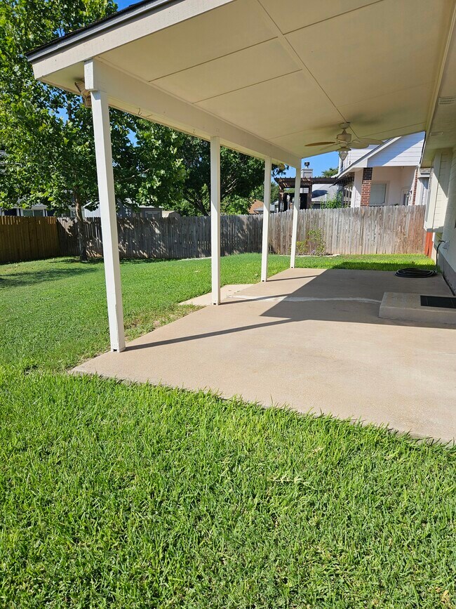 Building Photo - 1002 Woodview Dr