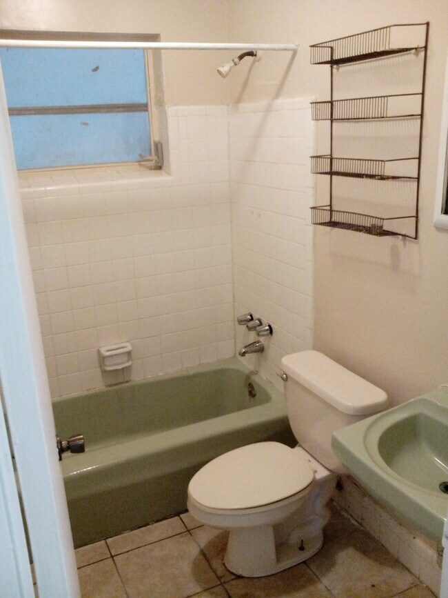 Building Photo - 3 Bed 1 Bath Home | Pet Friendly | Washer ...