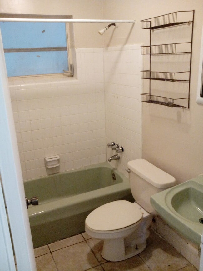 Building Photo - 3 Bed 1 Bath Home | Pet Friendly | Washer Dryer Hook Ups | Section 8 Welcome