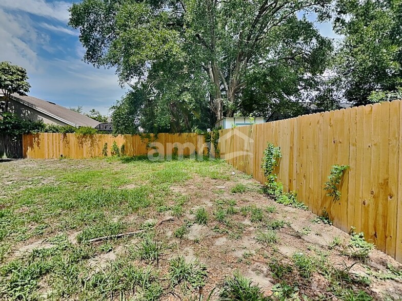 Building Photo - 1401 Crawford Dr
