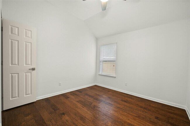 Building Photo - 5010 N Fresco Dr
