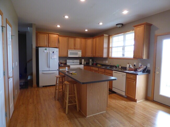 Building Photo - 3 bedroom town home