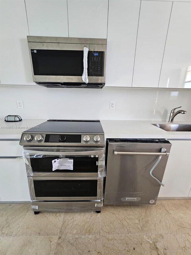 Building Photo - 2905 Point E Dr