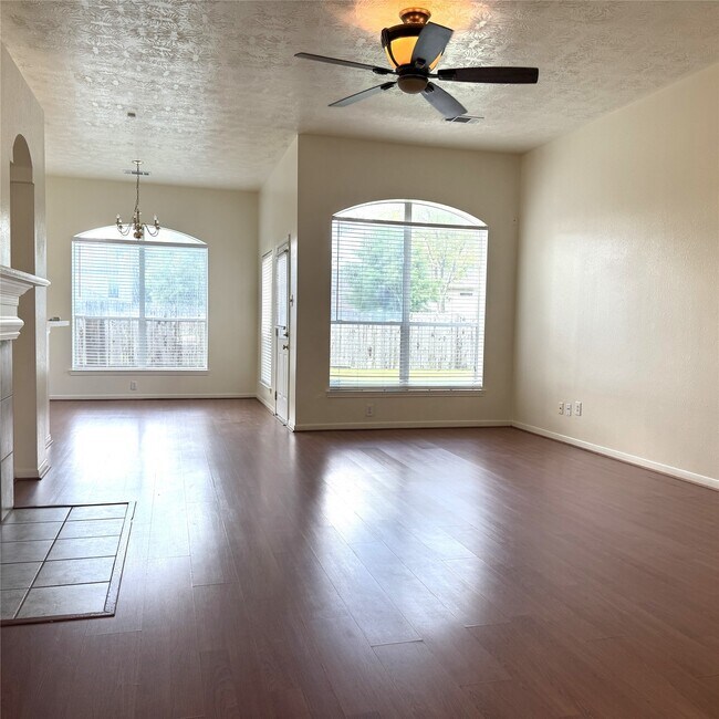 Building Photo - 10023 Hickory Trail Ln