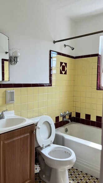 Building Photo - 3085 Glenmore Ave