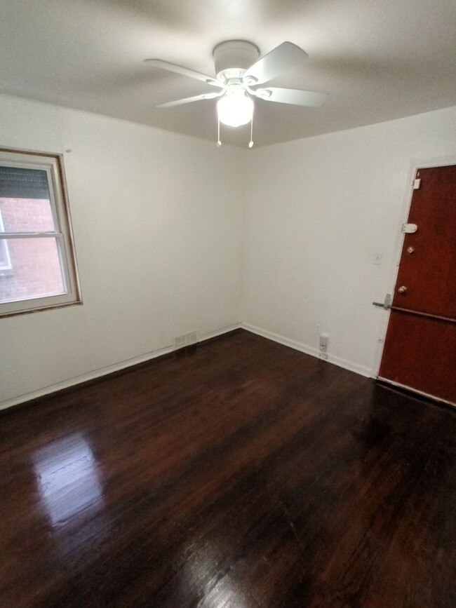 Building Photo - 3 bedroom 1 bathroom on the Westside NOW A...