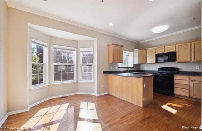 Building Photo - 22089 Parkview Dr