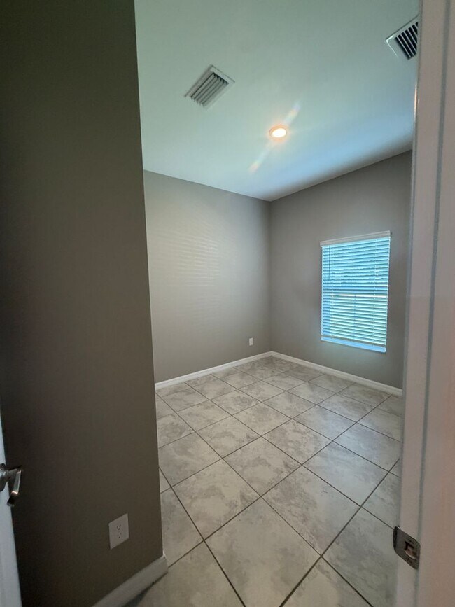 Building Photo - 1039 San Cristobal Ave