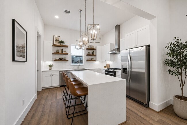 Building Photo - 1222 W 21st St