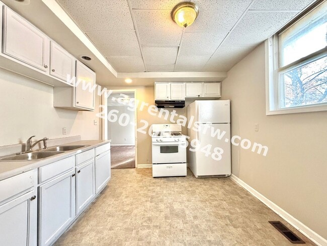 Building Photo - 3 Bedroom House