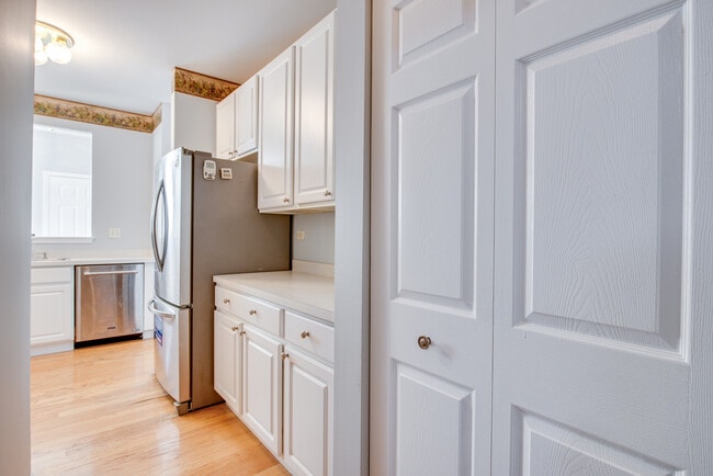 Building Photo - 805 Genesee Dr