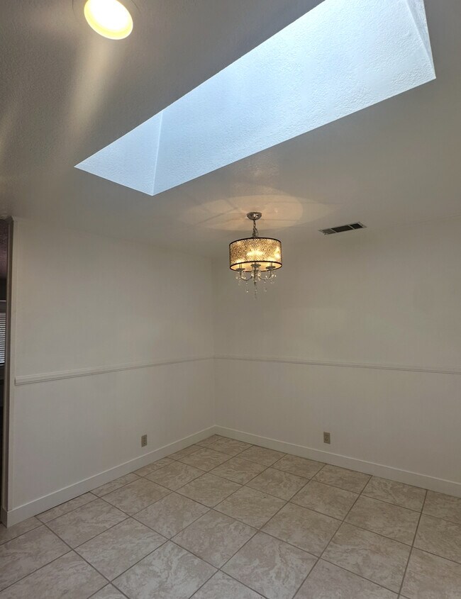 Building Photo - 1701 Ventura Way