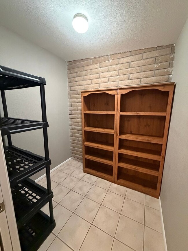 Building Photo - 3 bedroom 2 bath Next to PDS Elementary Sc...