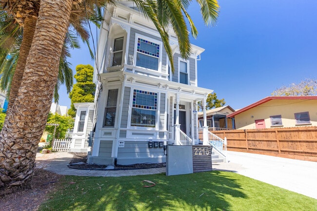 Building Photo - 2213 Blake St