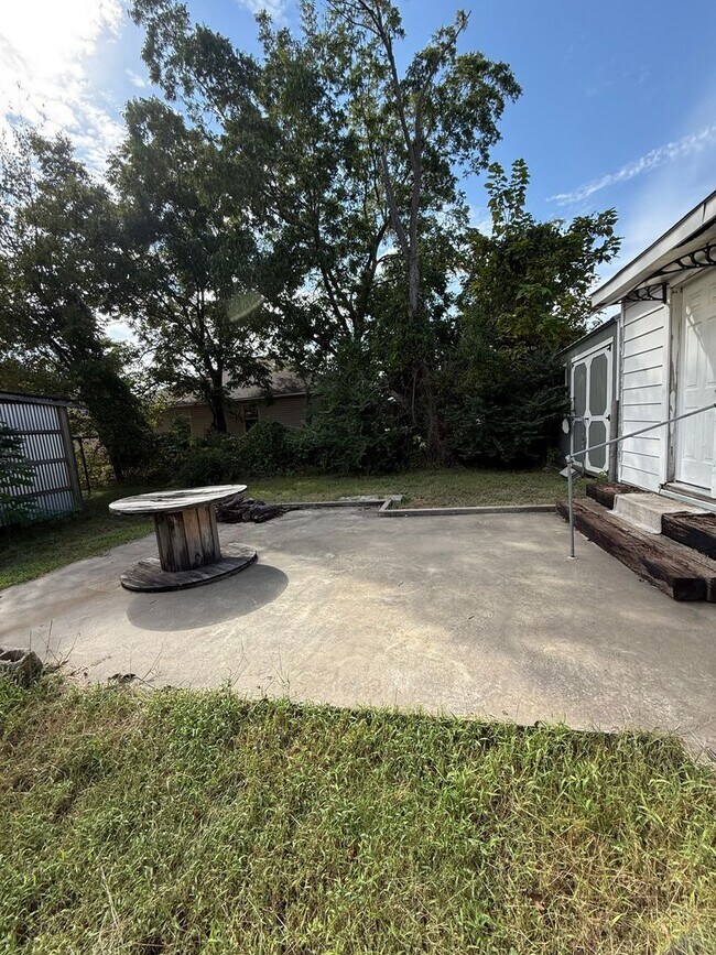 Building Photo - 2 Bed 1 Bath House, Gas Heat & Hot Water