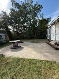 Building Photo - 2 Bed 1 Bath House, Gas Heat & Hot Water