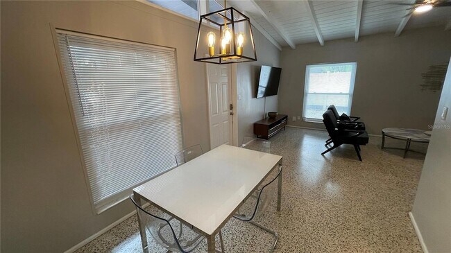 Building Photo - 2832 Bay St