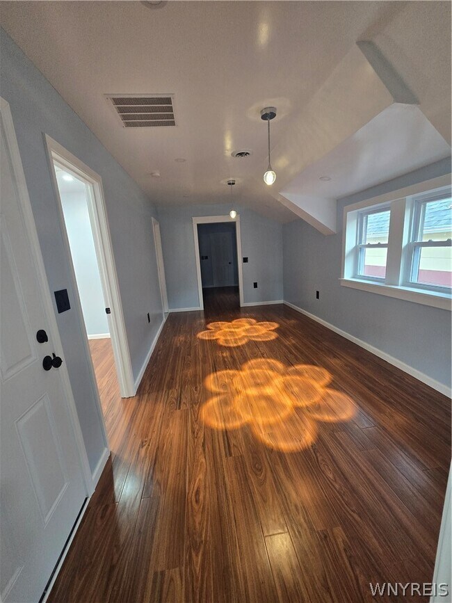 Building Photo - 517 Goodyear Ave