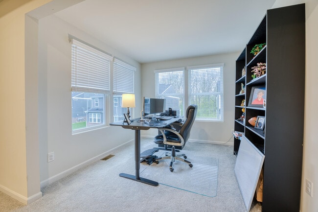 Building Photo - 2832 Fairgrove Cres