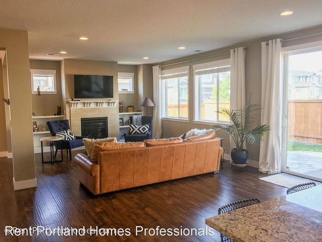 Building Photo - 5860 NE Pohlman Dr
