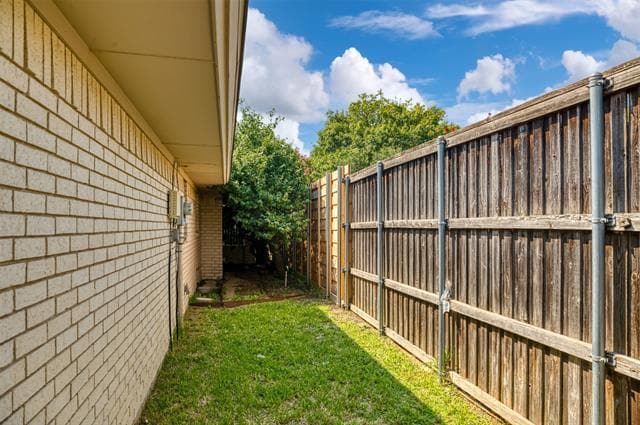 Building Photo - 2121 Stone Creek Dr