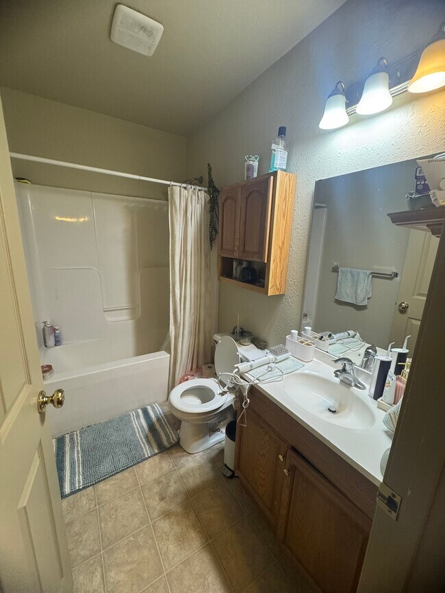 Building Photo - 201 E 19th St