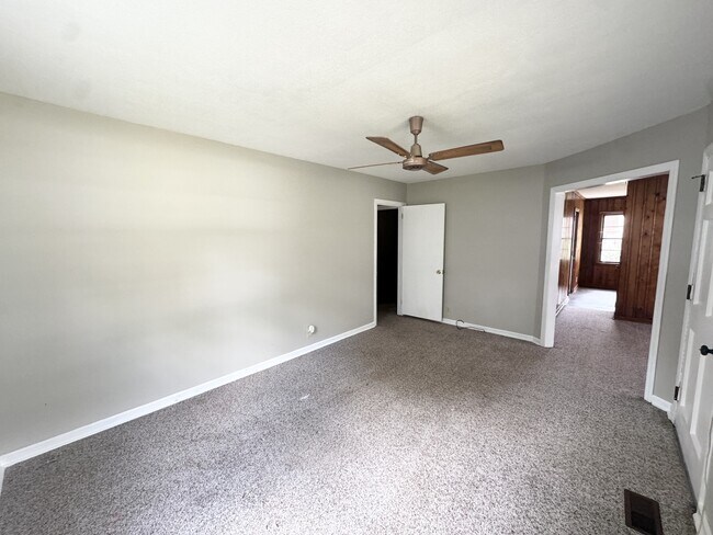 Building Photo - 221 Shirley Dr