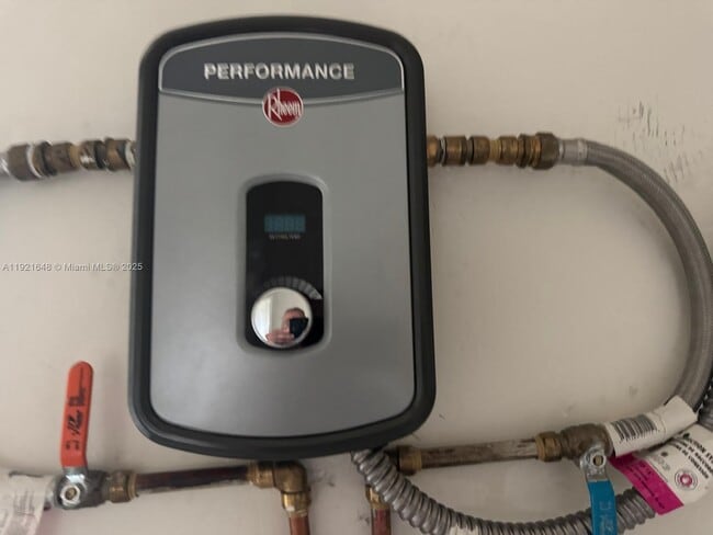 Building Photo - 2546 Scott St