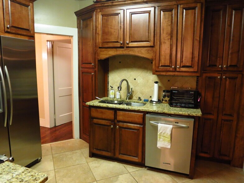 Kitchen - 215 W Linwood Dr