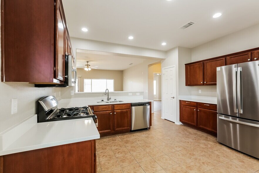 Building Photo - 5305 S 52nd Dr