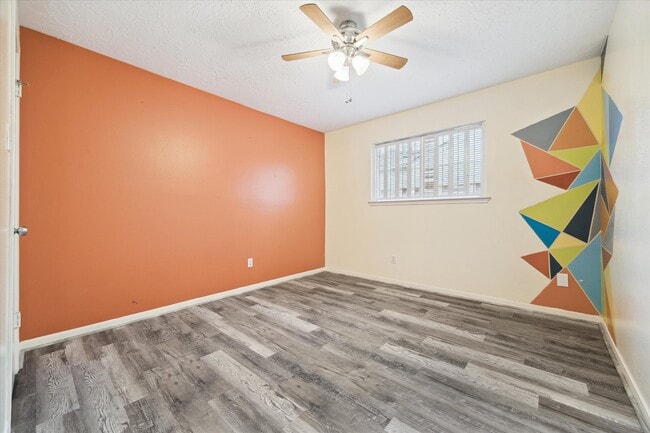Building Photo - 1306 S Kirkwood Rd