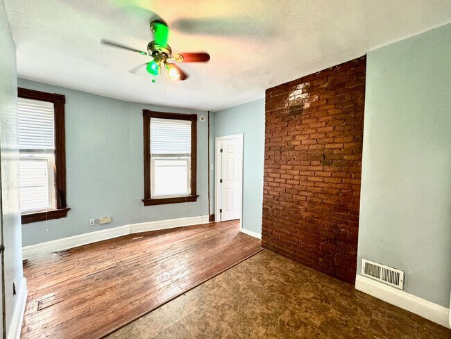 Building Photo - 4 Bed/2 bath UC Rental On Victor + Parking Only $695/person ($2780/mo)!