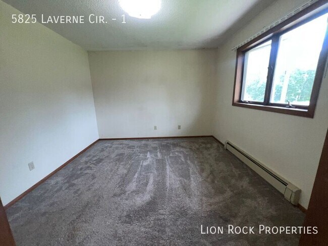 Building Photo - 5825 Laverne Cir N