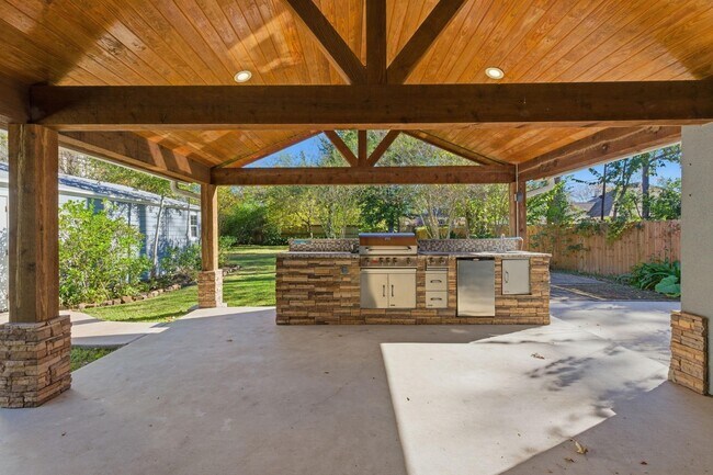 Building Photo - 1320 Woodvine Dr