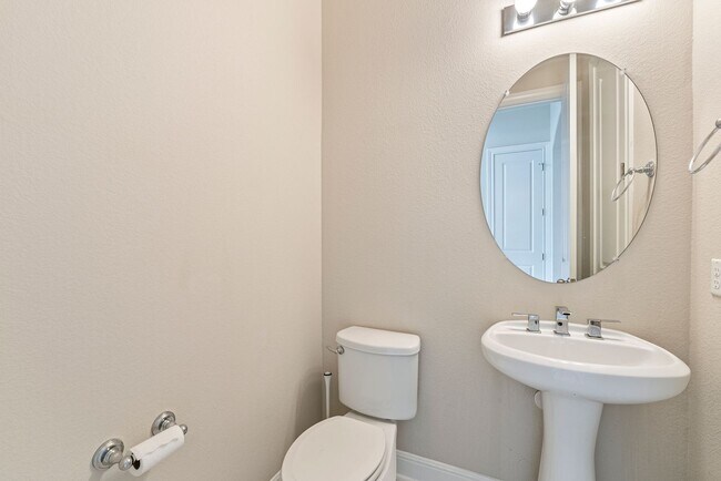Building Photo - Luxurious 4 bedrooms 3 bathrooms home in L...