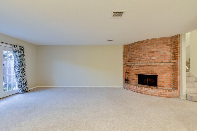 Building Photo - Charming 3-Bedroom Townhome in Prime Memor...