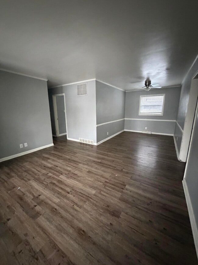 Building Photo - 2060 Alexandria Dr