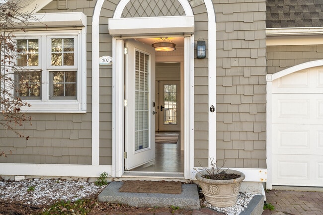 Building Photo - 207 Beach Ave
